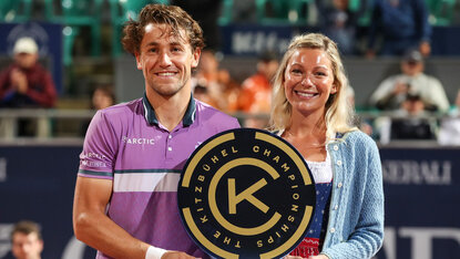 Casper Ruud mit Freundin und der Siegertrophäe in Kitzbühel 2021 Casper Ruud mit Freundin und der Siegertrophäe in Kitzbühel 2021