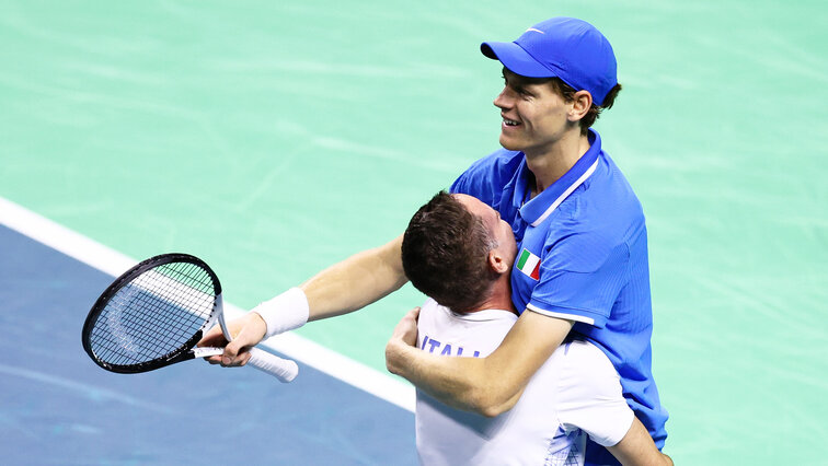 Jannik Sinner Filippo Volandri beim Davis-Cup-Finale 2024 gegen die Niederlande Jannik Sinner Filippo Volandri beim Davis-Cup-Finale 2024 gegen die Niederlande