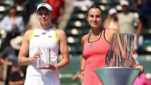 Elena Rybakina (l.) liegt hinter Aryna Sabalenka auf Rang zwei