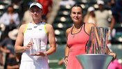 Elena Rybakina (l.) liegt hinter Aryna Sabalenka auf Rang zwei