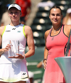 Elena Rybakina (l.) liegt hinter Aryna Sabalenka auf Rang zwei