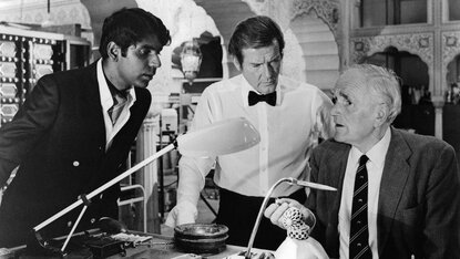 Vijay Amritraj mit Roger Moore und Desmond Llewelyn in "Octopussy" Vijay Amritraj mit Roger Moore und Desmond Llewelyn in "Octopussy"