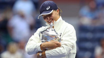Iga Swiatek mit ihrer dritten Grand-Slam-Trophäe Iga Swiatek mit ihrer dritten Grand-Slam-Trophäe
