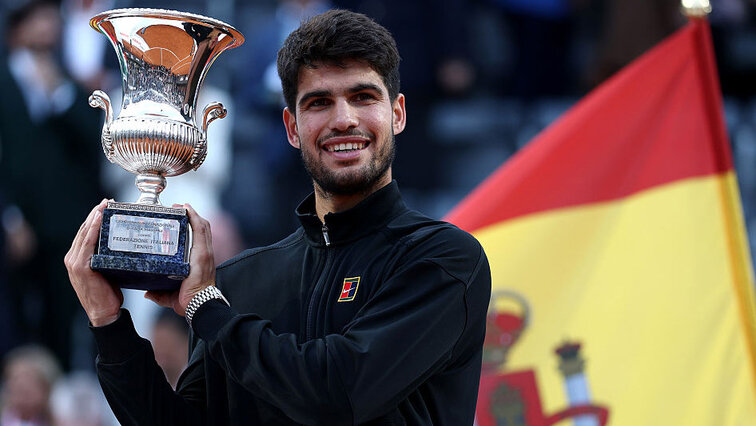 Carlos Alcaraz mit der Siegertrophäe in Rom Carlos Alcaraz mit der Siegertrophäe in Rom