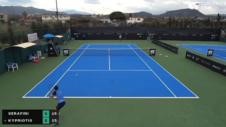 Beim Challenger auf Kreta verwirrte der Grieche Evangelos Kypriotis mit einhändiger Rückhand und doppelhändiger Vorhand. ATP Challenger TV
