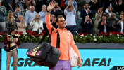 Zum wahrscheinlich letzten Mal als aktiver Spieler winkt Rafael Nadal seinen Fans in der Caja Magica zu.