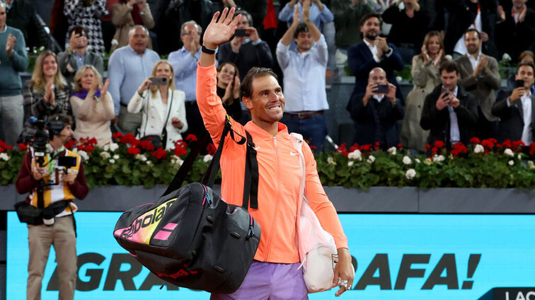 Zum wahrscheinlich letzten Mal als aktiver Spieler winkt Rafael Nadal seinen Fans in der Caja Magica zu. Zum wahrscheinlich letzten Mal als aktiver Spieler winkt Rafael Nadal seinen Fans in der Caja Magica zu.