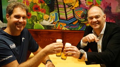 Marc Kevin Goellner und Marc Raffel stoßen auf das neue Challenger-Turnier in Köln an