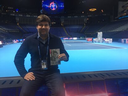 Autor Simon Graf mit seinem Roger-Federer-Buch Simon Graf, London, o2 Arena