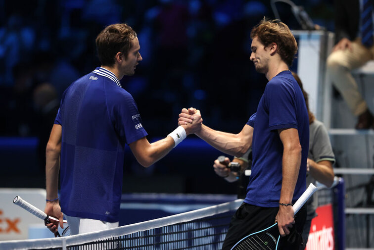 Alexander Zverev meets Daniil Medvedev in the quarterfinals