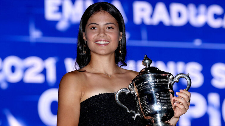 Emma Raducanu mit ihrer wichtigsten Trophäe