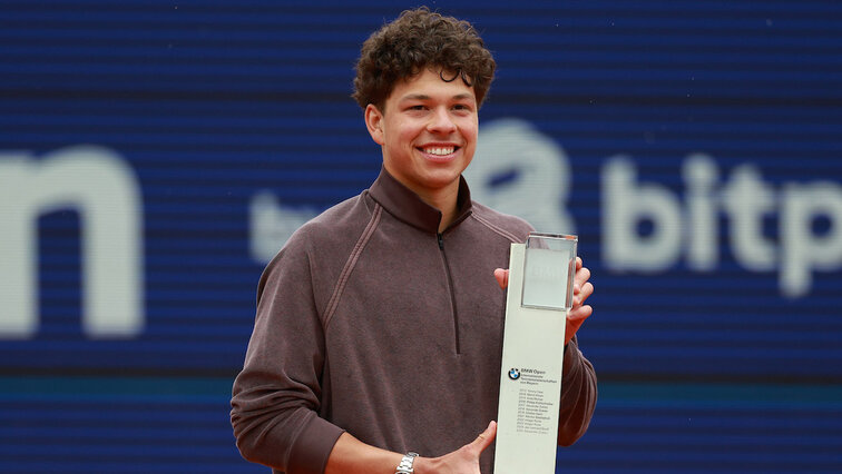 Ben Shelton mit dem Siegerpokal in München 2026
