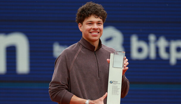 Ben Shelton mit dem Siegerpokal in München 2026