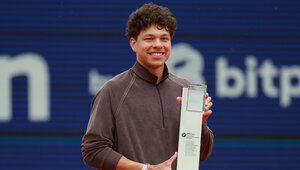 Ben Shelton mit dem Siegerpokal in München 2026