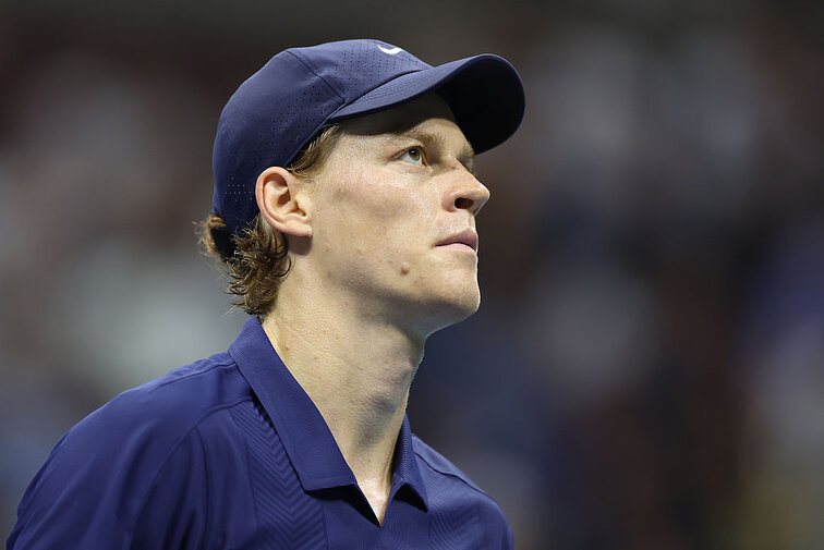 Jannik Sinner muss aufgrund seiner anhaltenden Knieprobleme die Teilnahme bei den US Open 2026 absagen
