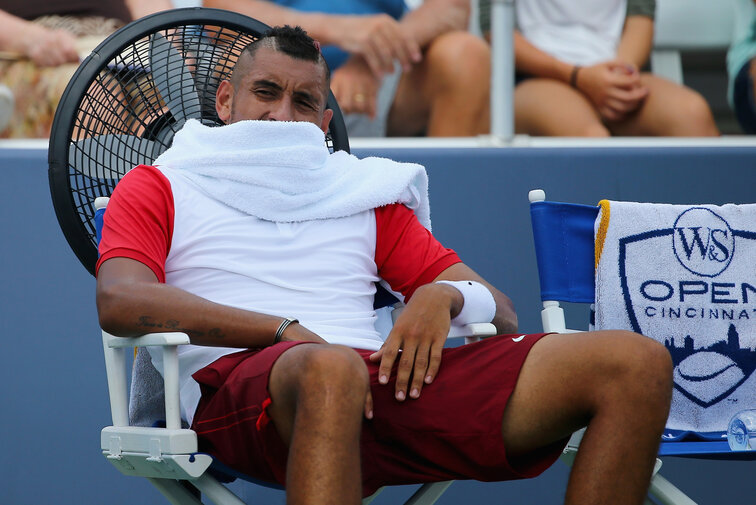 Nick Kyrgios ist ein Garant für Entgleisungen auf und abseits des Tennisplatzes. Nick Kyrgios is a guarantee of derailments on and off the tennis court.