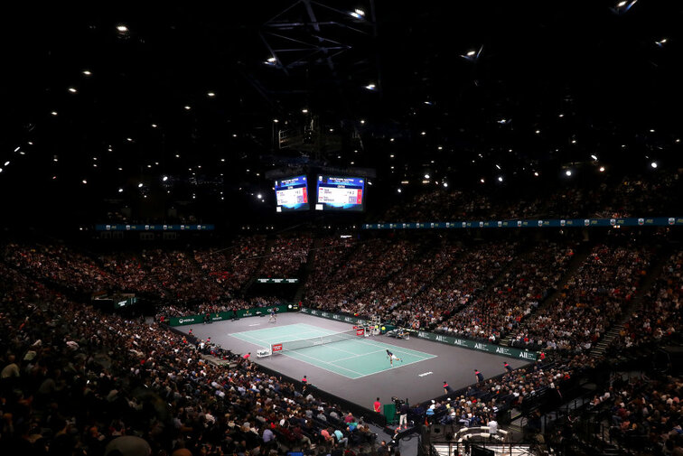In Paris-Bercy they are now playing with fans