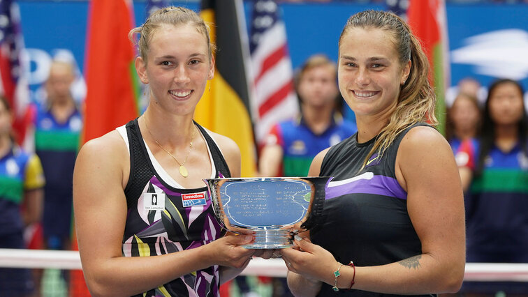 Elise Mertens und Aryna Sabalenka mit dem Objekt der Begierde