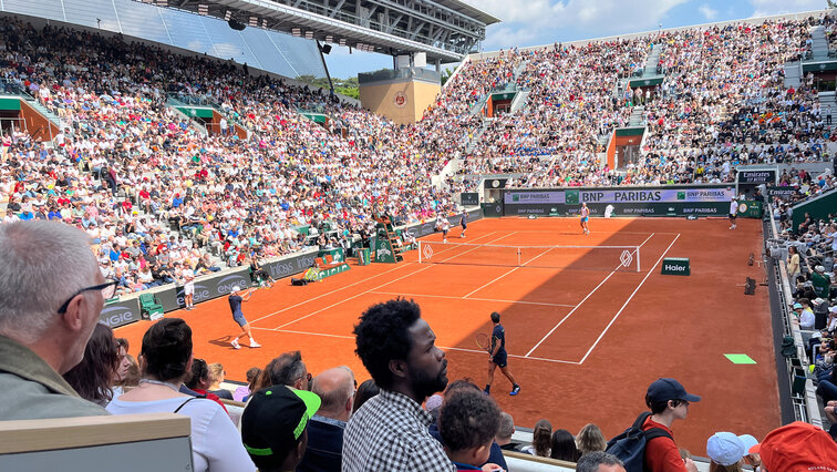 Volle Hütte am Samstag: Holger Rune und Rafael Nadal beim Training auf dem Court Suzanne-Lenglen Volle Hütte am Samstag: Holger Rune und Rafael Nadal beim Training auf dem Court Suzanne-Lenglen
