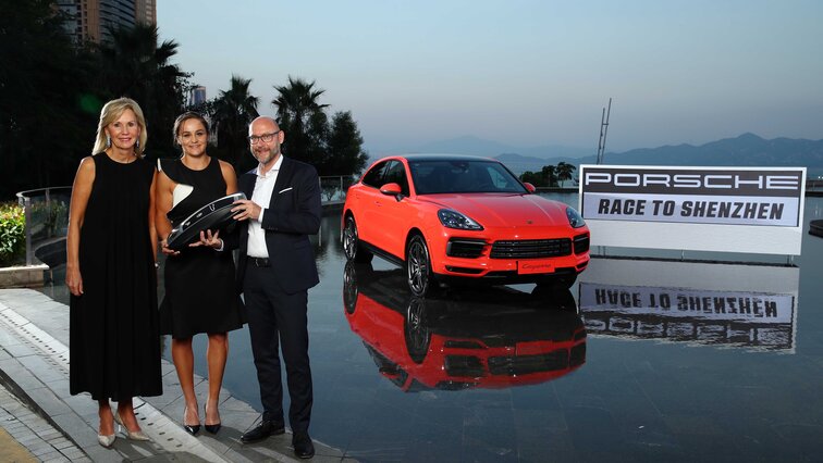 Ashleigh Barty mit ihrem neuen Porsche Cayenne Coupé