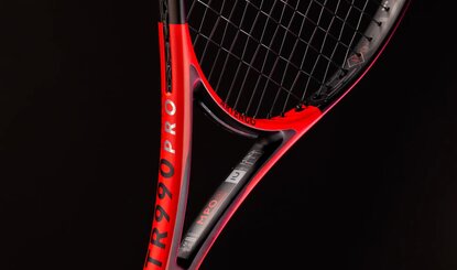 Der TR990 Power Pro: 300 Gramm unbespannt, Balance 32 cm, Saitenbild 16x19, Schlagfläche 645 cm², Profil 25/25/23 mm