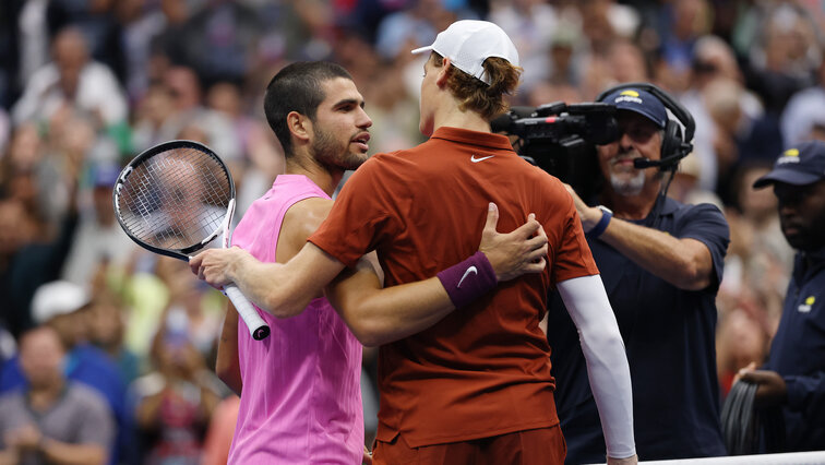 Carlos Alcaraz und Jannik Sinner bei ihrem letzten Aufeinandertreffen bei den US Open Carlos Alcaraz und Jannik Sinner bei ihrem letzten Aufeinandertreffen bei den US Open