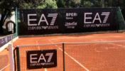 Wind- und Sonnenschutz - und natürlich Werbefläche: Kein Tenniscourt kommt ohne eine Tennisblende aus