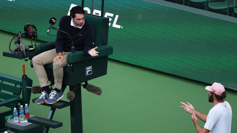 Stuhlschiedsrichter Nacho Forcadell und Reilly Opelka haben in Indian Wells nicht nur Nettigkeiten ausgetauscht. Stuhlschiedsrichter Nacho Forcadell und Reilly Opelka haben in Indian Wells nicht nur Nettigkeiten ausgetauscht.