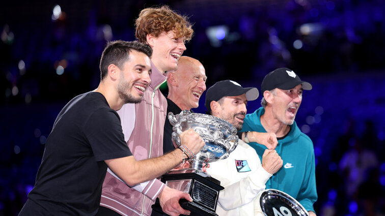 Giacomo Naldi neben Jannik Sinner bei den Australian Open 2024