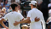 Carlos Alcaraz und Jannik Sinner nach dem Wimbledon-Finale 2025