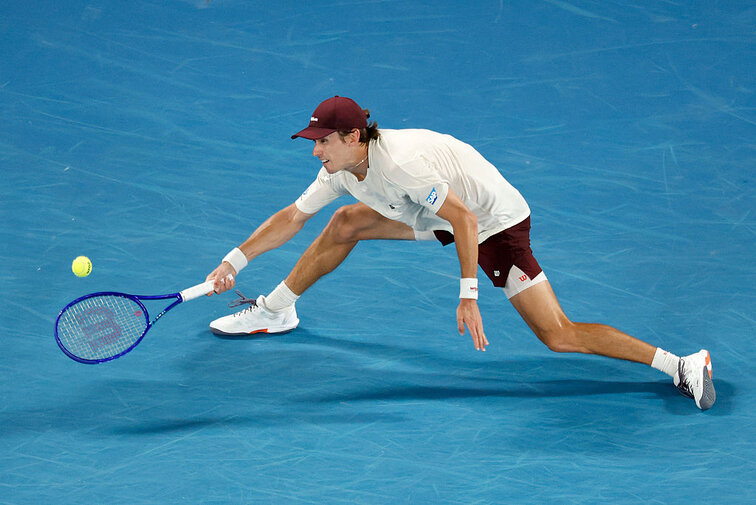 Muss sich Alex de Minaur gleich zum Auftakt strecken?