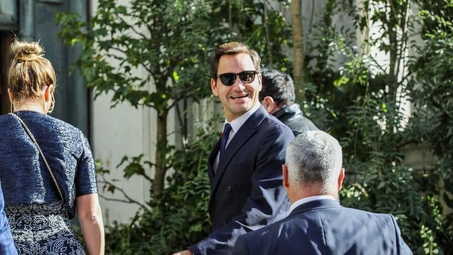 Roger Federer without crutches at an Italian billionaire wedding ·
