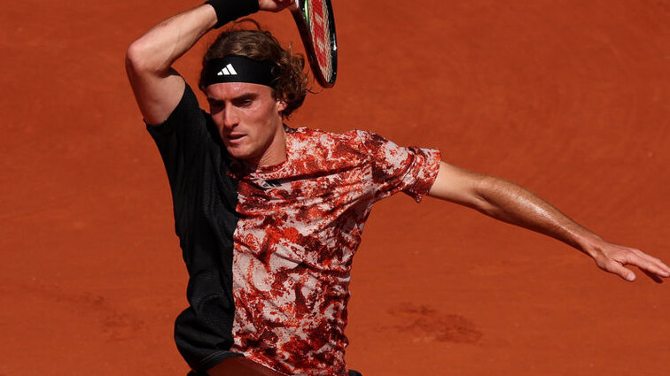 Stefanos Tsitsipas had to stretch properly at the start in Paris