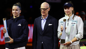 Karolina Muchova und Titelträgerin Elena Rybakina bei der Siegerehrung am Sonntag in Stuttgart.
