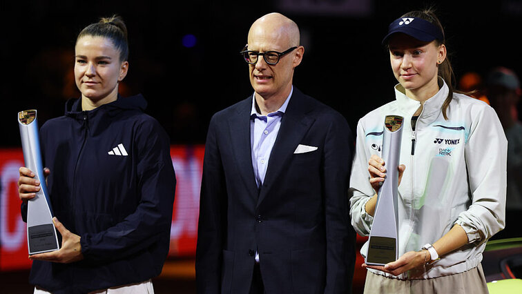 Karolina Muchova und Titelträgerin Elena Rybakina bei der Siegerehrung am Sonntag in Stuttgart.