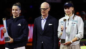 Karolina Muchova und Titelträgerin Elena Rybakina bei der Siegerehrung am Sonntag in Stuttgart.
