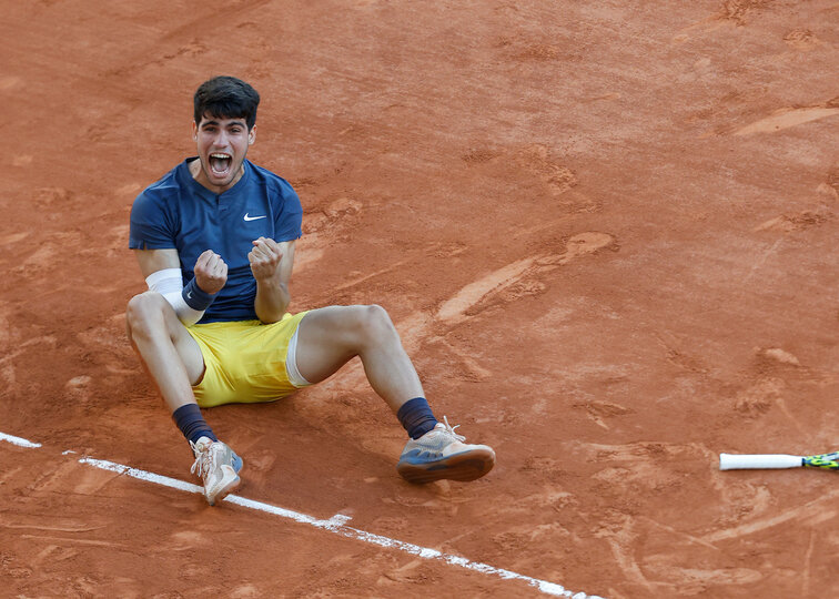 Carlos Alcaraz nach dem Matchball im Finale von Roland-Garros 2024