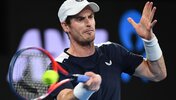 Andy Murray schlägt wieder Tennisbällle
