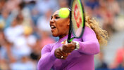Serena Williams spielt am Tage in Violett