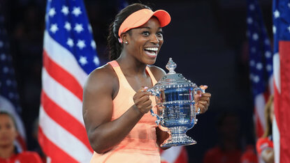 Play it like it's 2017 ... Sloane Stephens mit der wichtigsten Trophäe ihrer Karriere Play it like it's 2017 ... Sloane Stephens mit der wichtigsten Trophäe ihrer Karriere