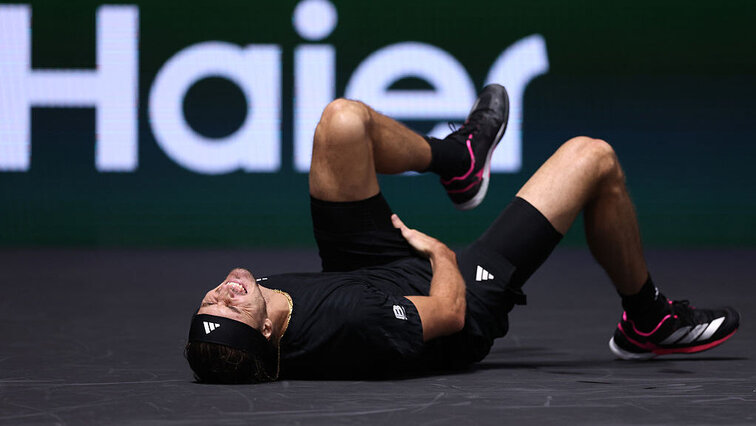 Sascha Zverev ging in Paris gegen Daniil Medvedev zu Boden Sascha Zverev ging in Paris gegen Daniil Medvedev zu Boden