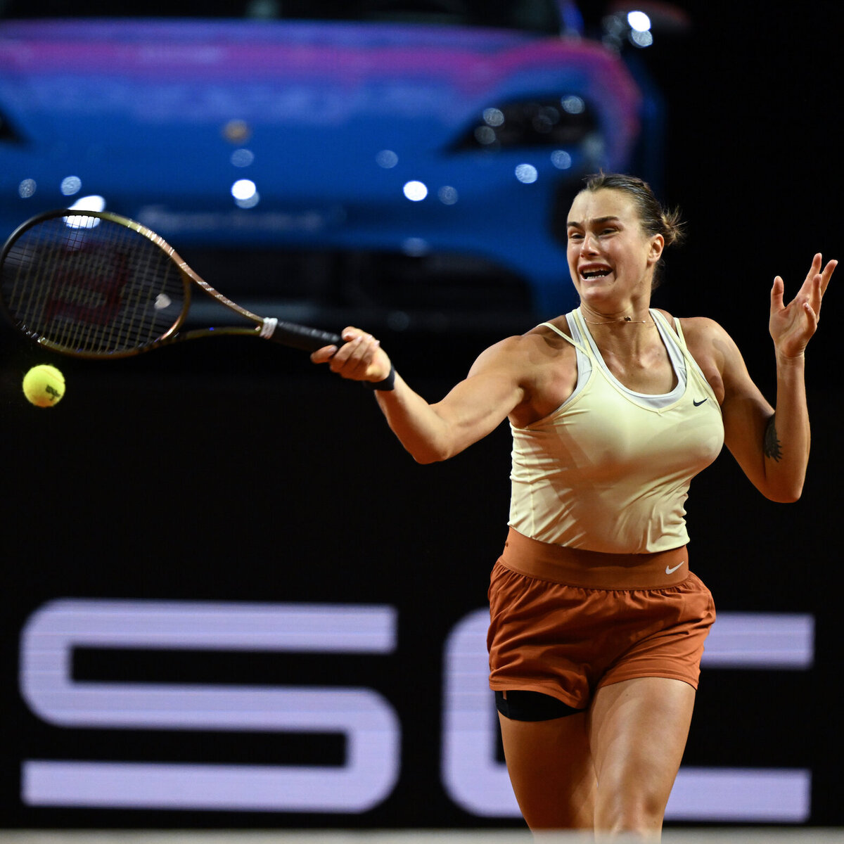 Porsche Tennis Grand Prix Aryna Sabalenka im Eiltempo ins Finale, Jabeur muss gegen Swiatek aufgeben · tennisnet