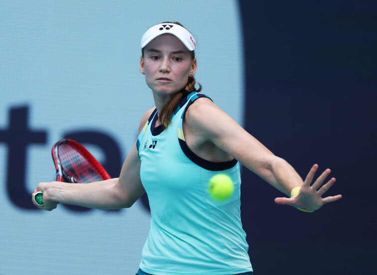 Elena Rybakina schlug Victoria Azarenka in drei Sätzen