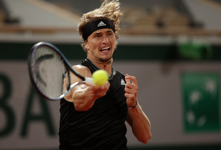 Alexander Zverev steht nach einem souveränen Erfolg im Viertelfinale der French Open Alexander Zverev steht nach einem souveränen Erfolg im Viertelfinale der French Open