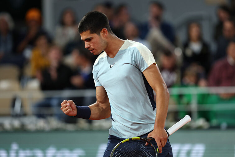 Carlos Alcaraz steht nach einem Erfolg über Sebastian Korda im Achtelfinale der French Open