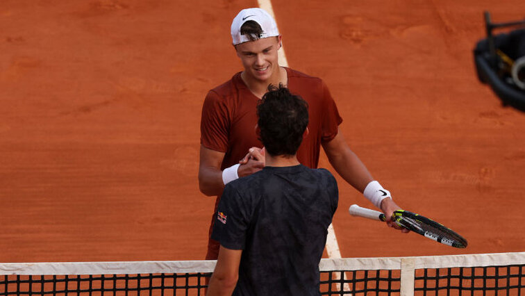 Holger Rune nimmt die Gratulationen von Dominic Thiem entgegen