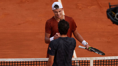 Holger Rune nimmt die Gratulationen von Dominic Thiem entgegen Holger Rune nimmt die Gratulationen von Dominic Thiem entgegen