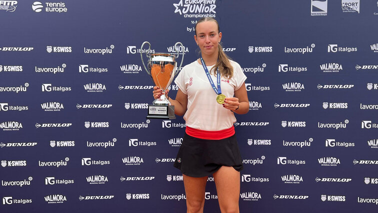 Anna Pircher mit dem Siegerpokal in Parma
