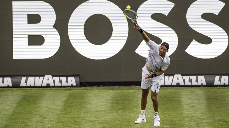 Jan-Lennard Struff schlägt 2023 beim Rasenturnier in Stuttgart auf.