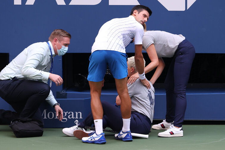 Novak Djokovic wurde für einen Treffer der Linienrichterin von den US Open ausgeschlossen